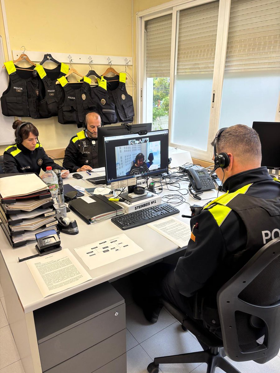 PLVNG's tweet photo. 🎙️ Parlem a @canalblauradio  sobre la nostra Unitat de Civisme i Convivència: prevenció, proximitat i treball amb els joves per millorar la convivència a l’espai públic.

👮‍♀️ Si t’ho vas perdre, ho pots recuperar aquí ⬇️
🔗 https://t.co/3RZsBuqHHa https://t.co/M9xgfhCJD5