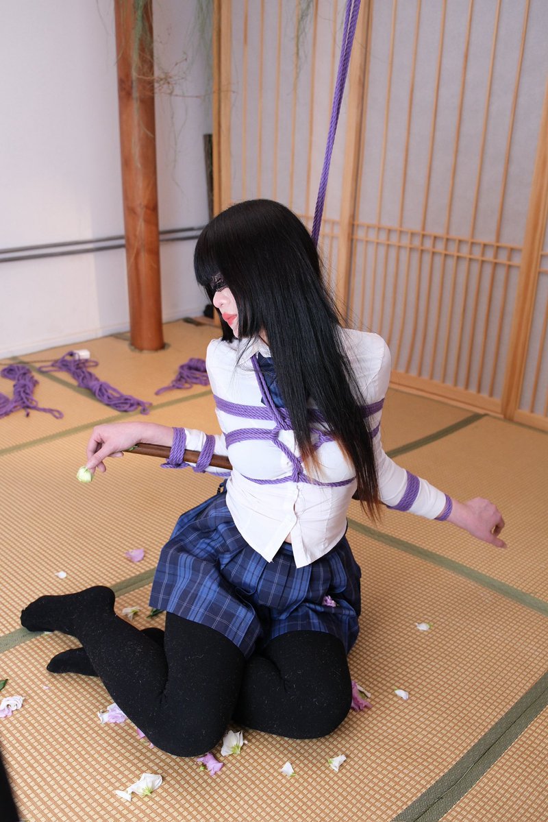 女子校生制服モデルと縄と紫の花弁　写真2枚