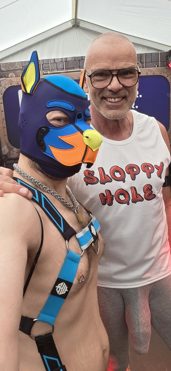 Ran into Megacock at #darklands and had to say hi 🐶 *wags tail* made me a happy puppy 😊