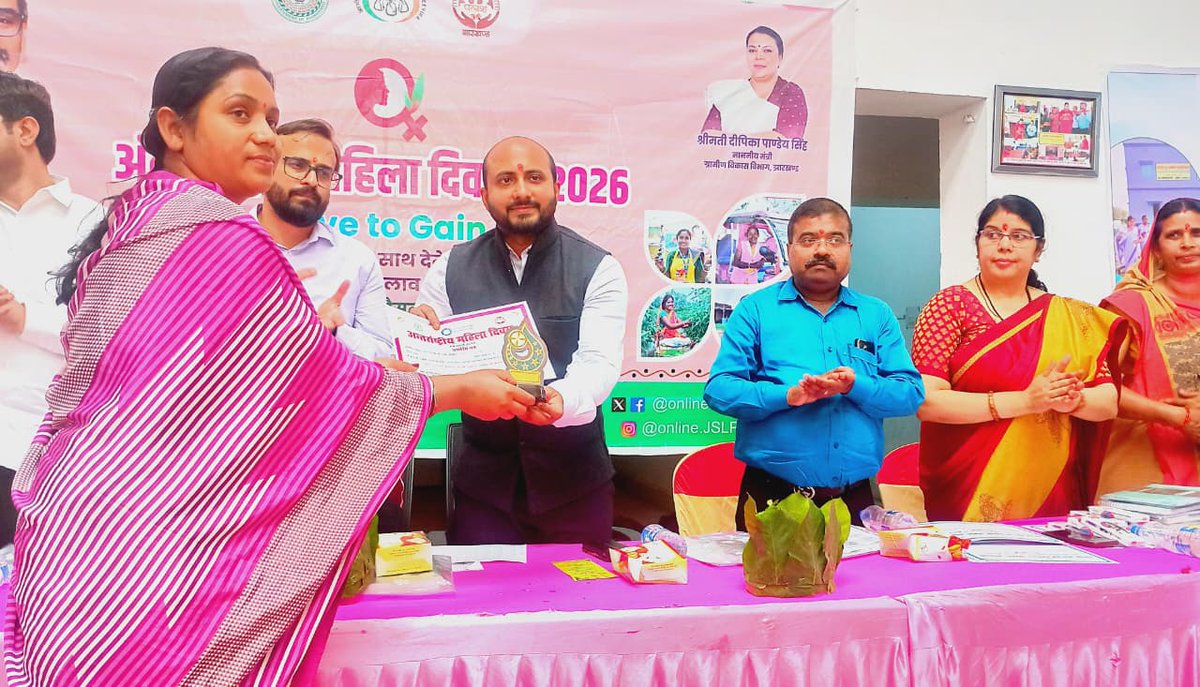 onlineJSLPS's tweet photo. कोडरमा जिले के #CMTC में जेएसएलपीएस द्वारा #अंतर्राष्ट्रीय_महिला_दिवस उत्साहपूर्वक मनाया गया। मुख्य अतिथि उपायुक्त श्री ऋतुराज और उप विकास आयुक्त श्री रवि जैन ने दीप प्रज्वलित कर कार्यक्रम का शुभारंभ किया। इस अवसर पर लखपति दीदियों, मुख्यमंत्री मंईयां सम्मान योजना की लाभुकों और जेएसएलपीएस कैडरों ने अपनी प्रेरक सफलता की कहानियाँ साझा कीं। महिलाओं द्वारा सांस्कृतिक प्रस्तुतियाँ भी दी गईं। कार्यक्रम में उत्कृष्ट कार्य करने वाली कैडर, जल सहिया और लखपति दीदियों को प्रशस्ति पत्र देकर सम्मानित किया गया। समारोह में 250 से अधिक स्वयं सहायता समूह की महिलाओं सहित विभिन्न विभागों के अधिकारी और जनप्रतिनिधि उपस्थित रहे।
@MoRD_GoI @DAY_NRLM
@HemantSorenJMM @DipikaPS
@dckoderma