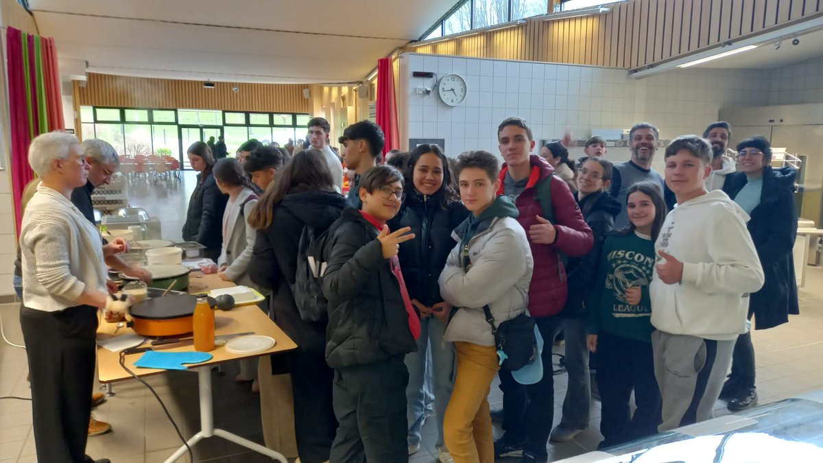 AmiralBrest's tweet photo. CORDOUE 2026 - Clap de fin pour la première partie de l'échange, sous la forme d'un repas avec les familles où les crêpes ont été réalisées sur place, l'occasion de découvrir pour nos jeunes espagnols et leurs accompagnateurs l'art d'utiliser le bilig ... https://t.co/p0vXCgM55P
