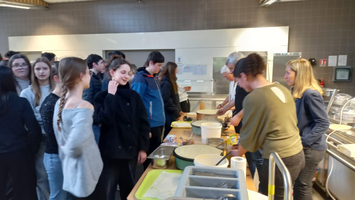 AmiralBrest's tweet photo. CORDOUE 2026 - Clap de fin pour la première partie de l'échange, sous la forme d'un repas avec les familles où les crêpes ont été réalisées sur place, l'occasion de découvrir pour nos jeunes espagnols et leurs accompagnateurs l'art d'utiliser le bilig ... https://t.co/p0vXCgM55P
