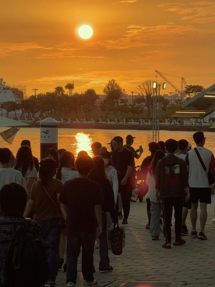 Every time you eat pizzafeels like a celebration，more addictive with every bite到让人停不下来。🌉