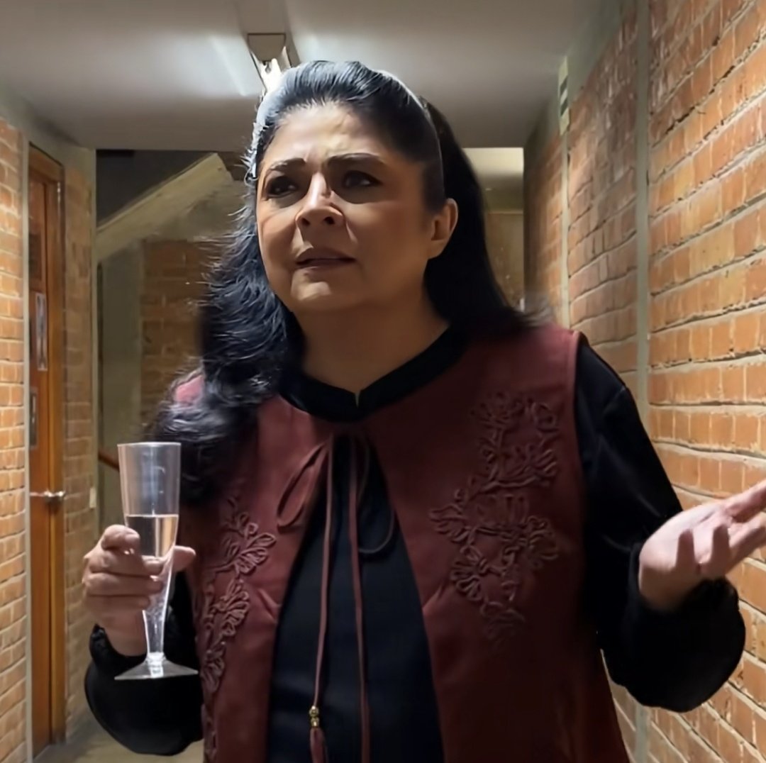 merylville's tweet photo. LO HERMOSA POR FAVOOOOOOR
@victoriaruffo31 Eugenia ahora te necesito en un videoclip, lo siento 😎🤭 https://t.co/BcEMGj2het