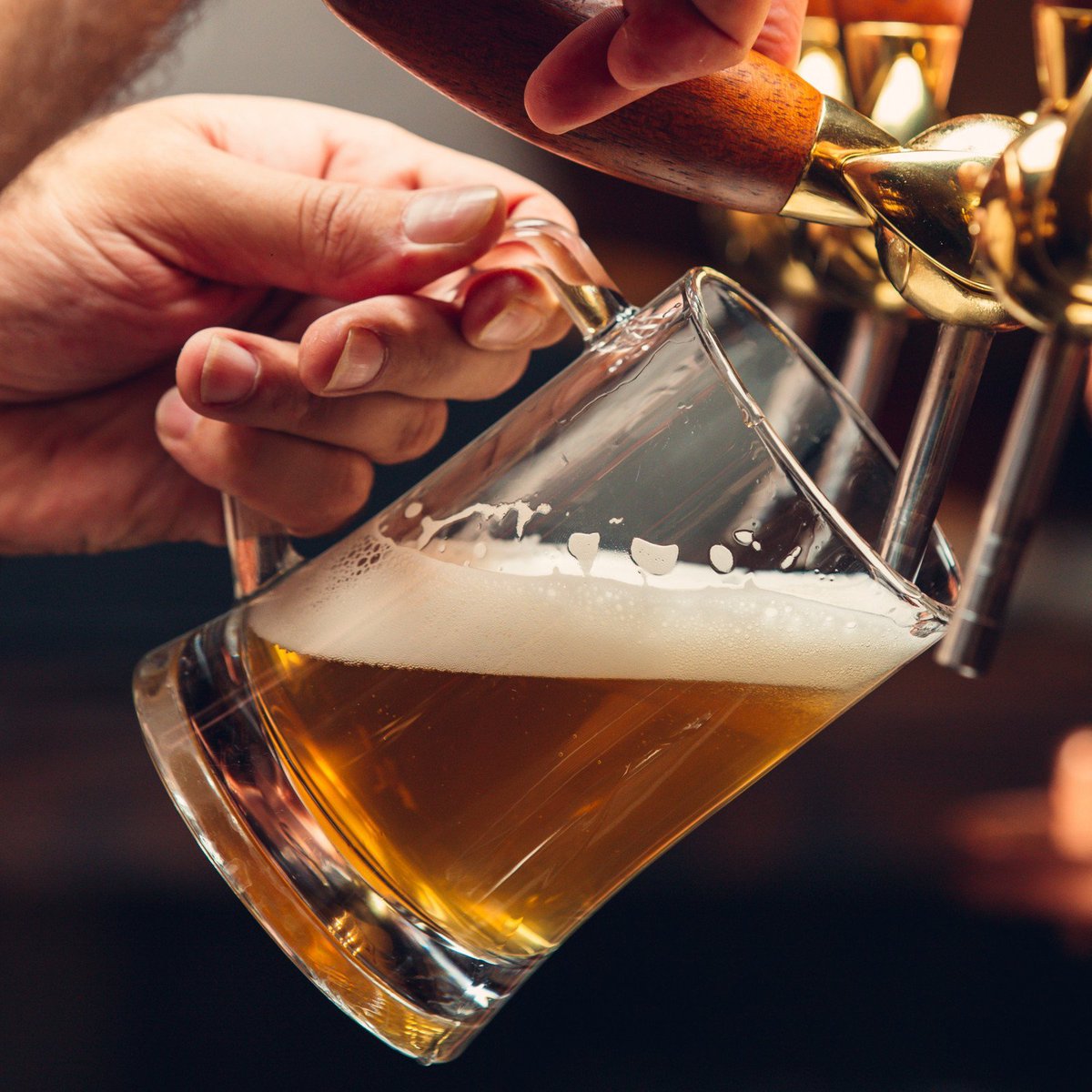 bpthaber's tweet photo. İngiltere’de bir pub, bir bardak birayı çok ucuza satması hükümet tarafından engellenince farklı bir yöntem buldu: 

—Pub, ilk bardağın ücretsiz olduğunu duyurarak biraları dağıtmaya başladı. 

—Bu yöntemle hiçbir yasayı ihlal etmiyor. https://t.co/jHjPHwPFlk