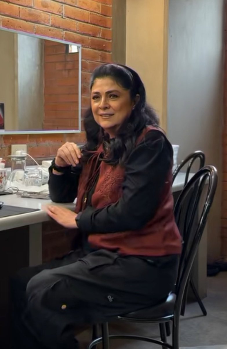 merylville's tweet photo. LO HERMOSA POR FAVOOOOOOR
@victoriaruffo31 Eugenia ahora te necesito en un videoclip, lo siento 😎🤭 https://t.co/BcEMGj2het