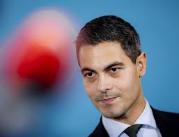 LucLujohuad's tweet photo. Op de ouderen en de zorg korten, en deze onnozelaar geeft weer 3 miljard extra aan Oekraïne!
Donder op! https://t.co/z2NunKlp0W