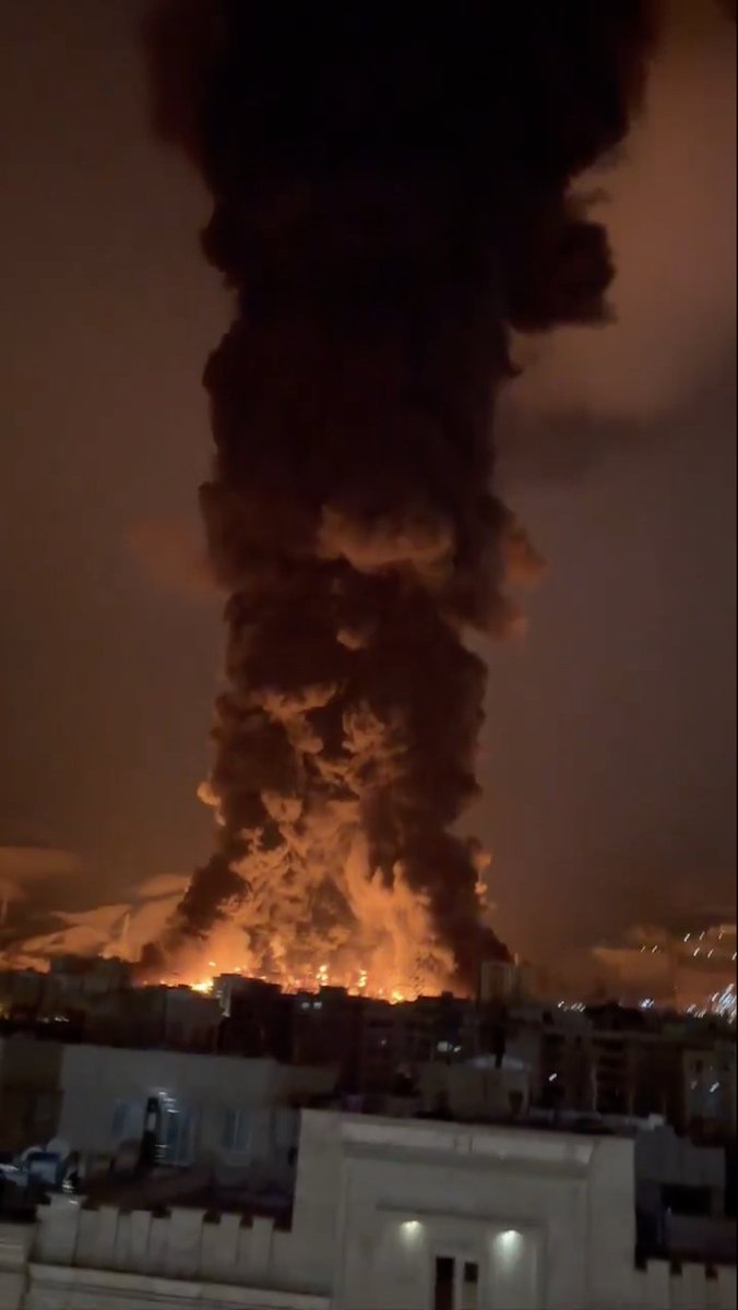 betaposting69's tweet photo. WOW 🤩 Mommy America's amplified airstrikes have been a DEVASTATING CATASTROPHE for Iran, with the scenes being called "Apocalyptic" as HUGE oil fires have broken out, turning the sky BLACK! Toxic "oil rain" has also been reported, polluting crops and poisoning water supplies🇺🇸🥰 https://t.co/b4bBj8nlSD