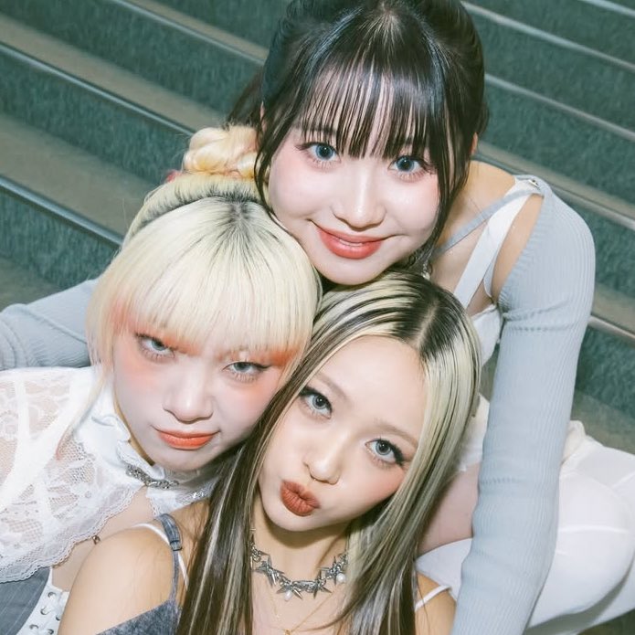 mdk_8080's tweet photo. ねえ待って可愛すぎてない😭???
KOHARUお姉ちゃんすぎてきゃわ…
威嚇MAHINAとモテがりYURIのマンネ組一生愛すほんとみんな可愛い😭😭😭 https://t.co/bGNQ7g0ju3