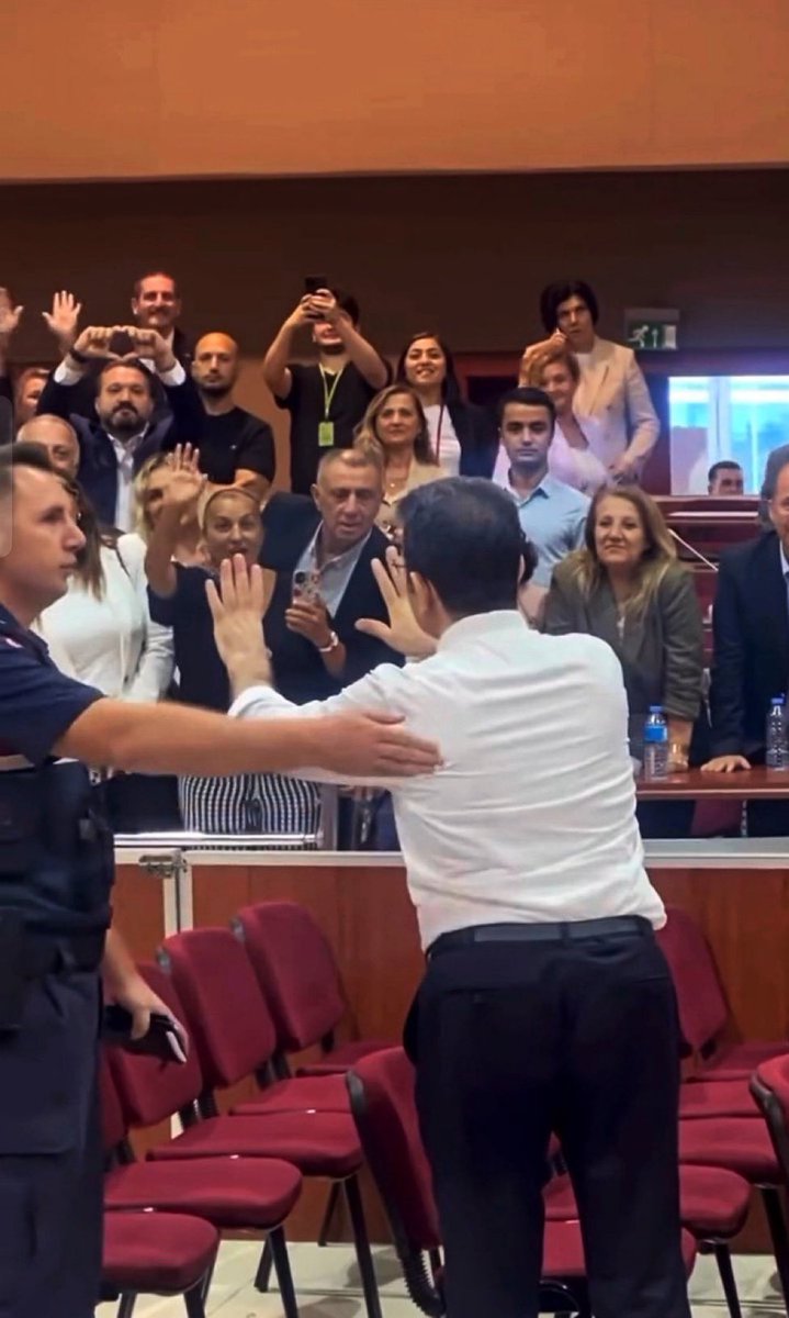 — Eğer Ekrem İmamoğlu suçlu olsaydı TRT, A Haber, Akit TV ve bilimum yandaş medya duruşmayı dört koldan canlı yayınlardı! 

— Eğer Ekrem İmamoğlu Trump’a boyun eğseydi, onun taleplerine eyvallah etseydi bugün cezaevinde olmazdı!

— Eğer Ekrem İmamoğlu bugün elini taşın altına