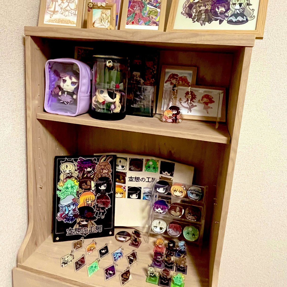 それはそれとして最近の自作品グッズ棚もう置き場なくなってきたから 