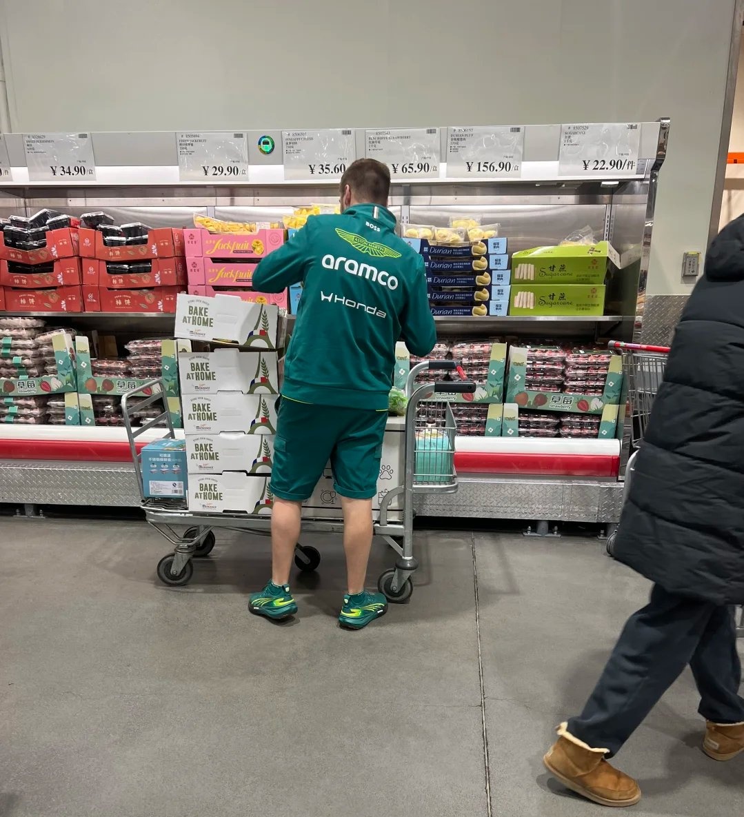 Panzerouso's tweet photo. Al parecer, miembros del equipo Aston Martin están yendo al supermercado en China vestidos con la ropa del equipo. Quizás los ha mandado Newey a fotografiar carritos. https://t.co/pB39RjHeI6
