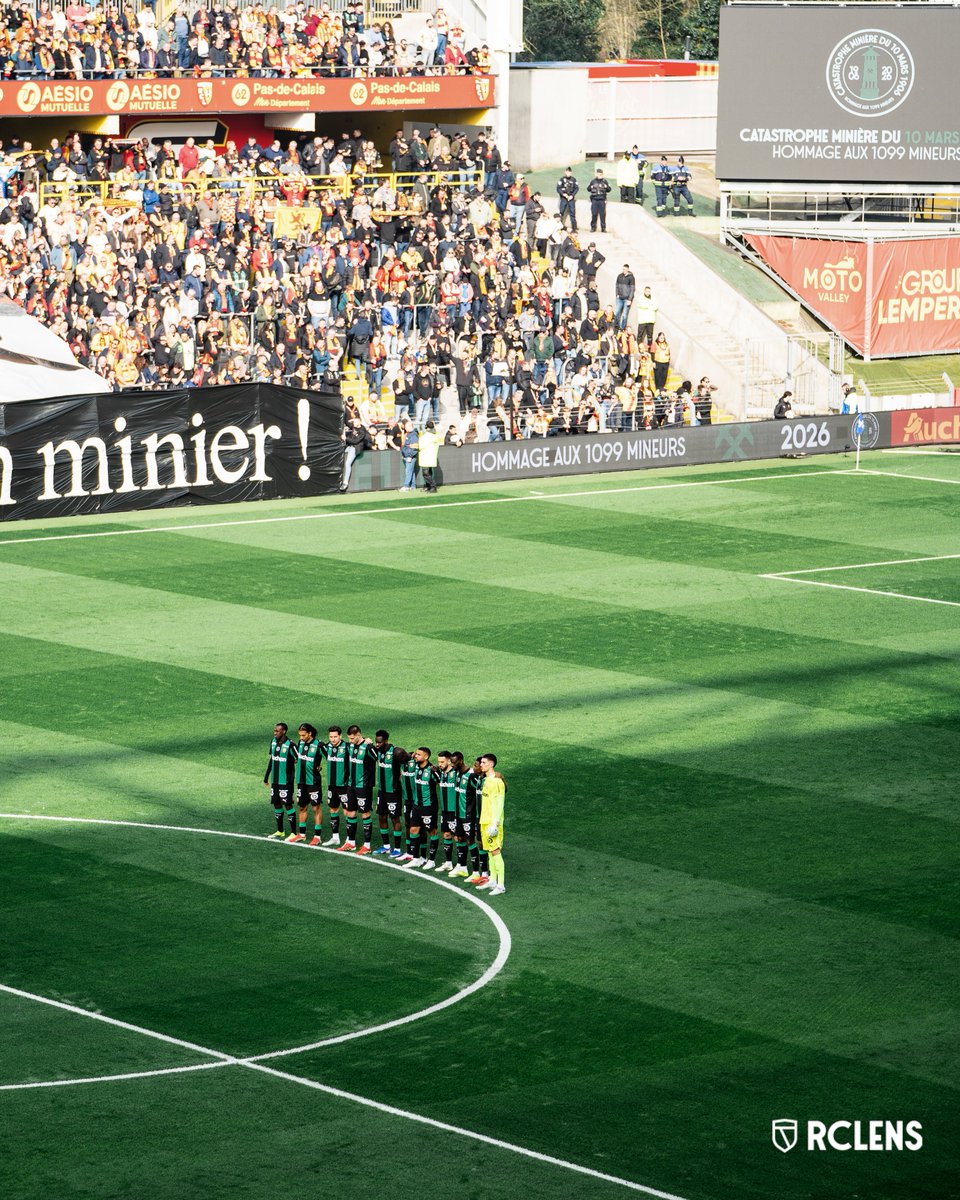 RCLens's tweet photo. Le devoir de mémoire 🖤

Fier de ses racines, le Racing a rendu hommage aux 1099 victimes de la Catastrophe minière du 10 mars 1906, la plus meurtrière jamais survenue en Europe. Une minute de silence a été observée à Bollaert-Delelis avant #RCLFCM.

#FiersDEtreLensois https://t.co/TiRuSYf6yk