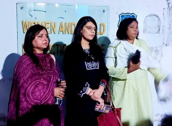 JournalismPk's tweet photo. Three women journalists were detained covering Islamabad’s Aurat March. Is reporting on peaceful protests a crime? Raise awareness by sharing this story: https://t.co/AKV3FZJftU
#AuratMarch #PressFreedom #WomenInMedia #JournalistsUnderAttack #PakistanMedia https://t.co/saSfIcTIog