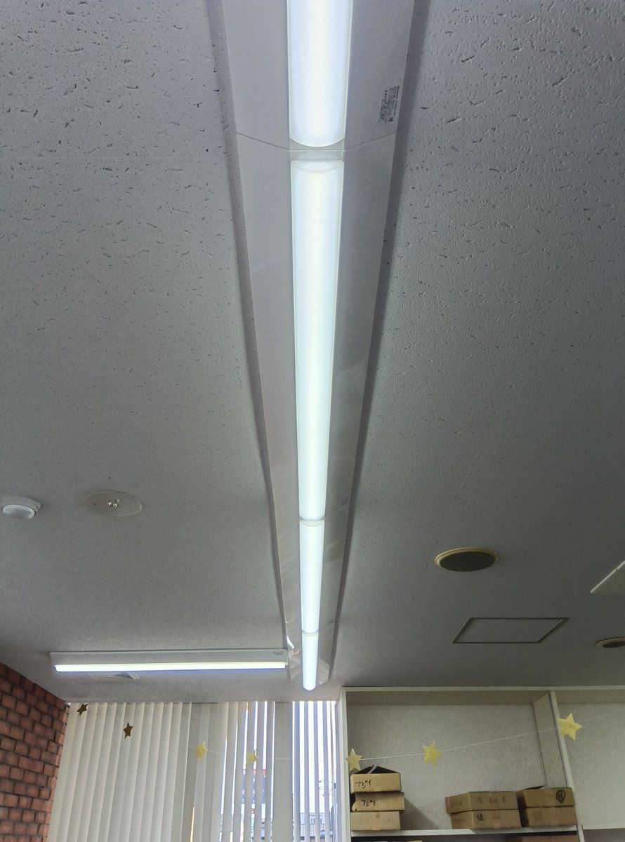 nozawadenki's tweet image. LED化工事です！
事務所のLED化工事をさせて頂きました(^^
今蛍光灯の生産終了に伴い照明器具が入荷しません！
交換したくても出来ない！そんな事態が起きていますので、LED化はお早めにご相談下さい！
#小山市.#LED.#野沢電気.#ﾍﾞｰｽﾗｲﾄ.#法人