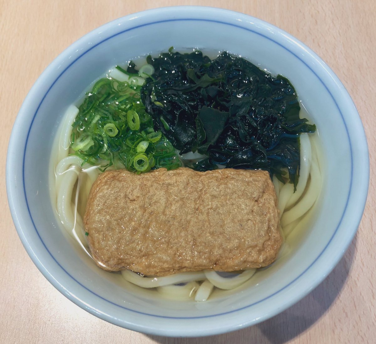 ryojoutanu's tweet photo. 松山空港内、#マドンナ亭 でじゃこ天うどん680円を。寄ってみたかったお店、ようやくの訪店。オールスタンディング。美しい盛り付け。ほぼ出汁のつゆにもっちりうどん。じゃこ天の風味も良し。ここで鍋焼きうどんを食べることが出来たら、私、泣くと思いますね。
#忘れじの駅そば #立ち食いそば https://t.co/uAcYkNaWLg