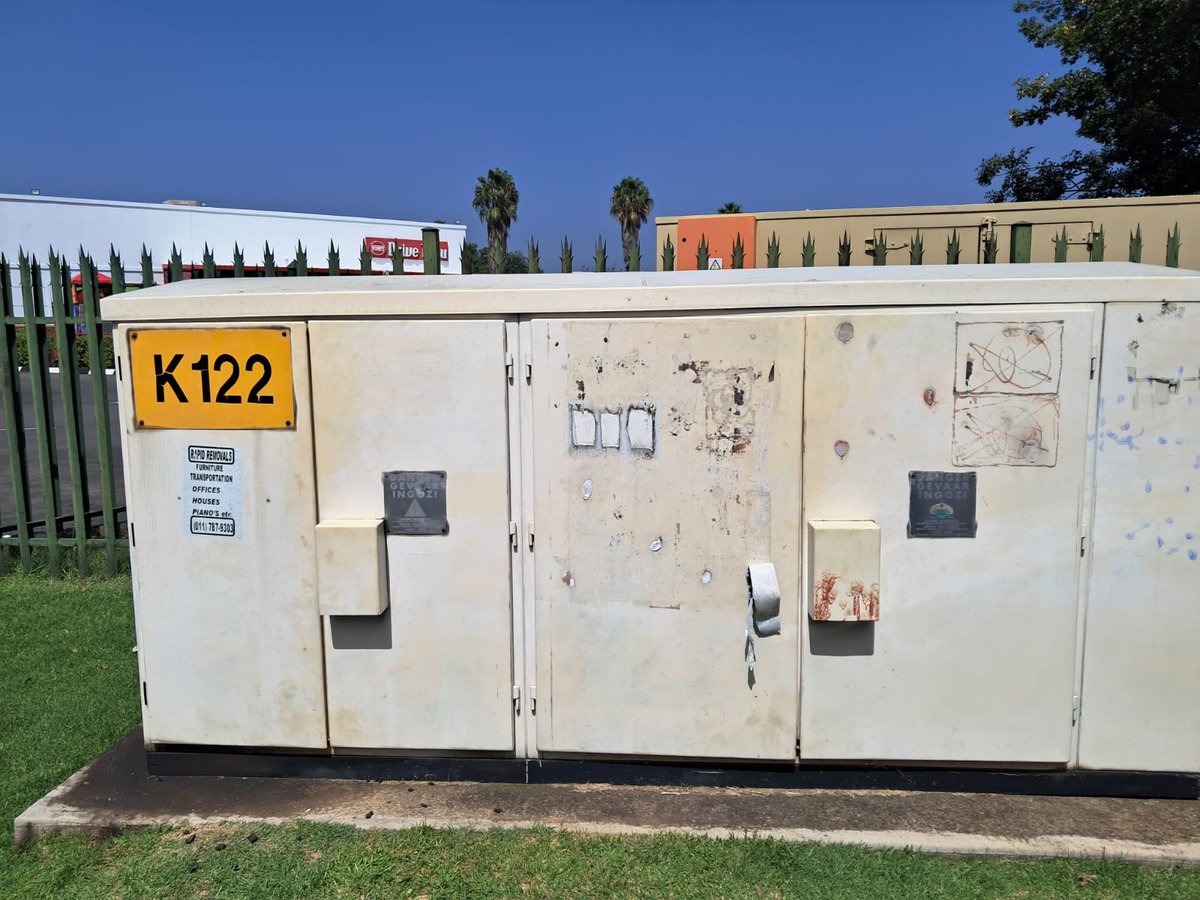 City_Ekurhuleni's tweet photo. ⚡ #FixingTheFrontLine | #CoEEnergyUpdate

Our team is on site at Lynn Rd, #FreewayPark, carrying out repairs on a mini substation to restore and stabilise power in the area. https://t.co/DkRwTgSiNi