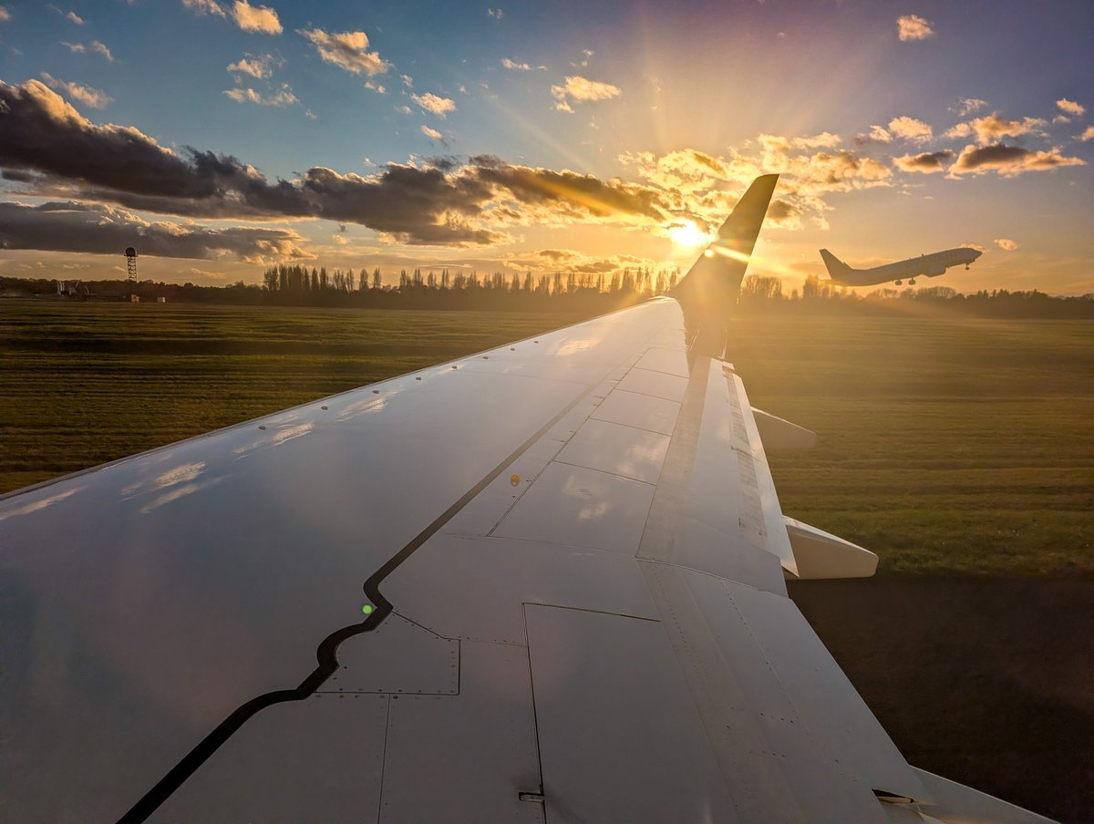 Ianpb1987's tweet photo. Flying into a new week hope y'all have a great week. ๐ทโ๏ธ
Taken from my @jet2tweets flight last weekend arriving back in @bhx_official from Geneva ๐ทโ๏ธ #Jet2View #WindowSeat https://t.co/xvcsbIQskc