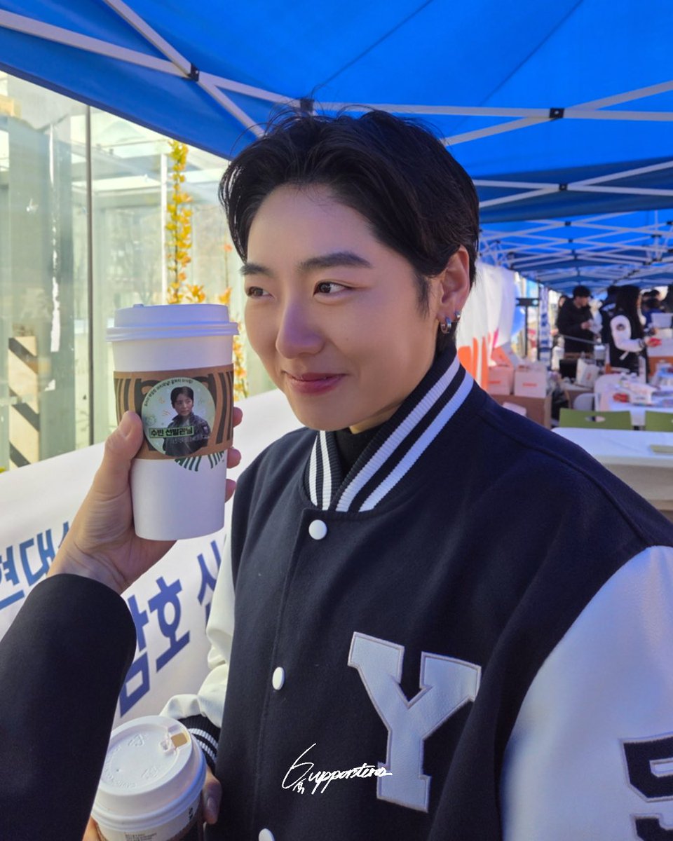 6upporters's tweet photo. 260306
연세대학교 동아리 박람회

추운 날씨 진행되는 야외 행사에 따뜻함을 보태고자 음료와 핫팩을 전달했습니다 ☕️♨️

#강철부대W #강철부대W육군팀 #한수빈
#6upporters #onlyforteamroka https://t.co/GoFEprjzqA