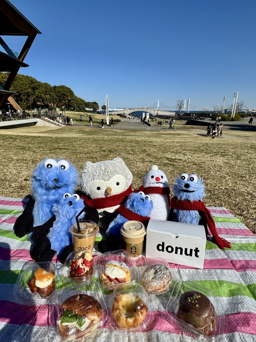 momogonz_ch's tweet photo. お友達のスンスン達と一緒に
おしゃれパン&amp;ドーナツピクニックできて
うんとうれしかったねぇ https://t.co/bG9T1vFmIv