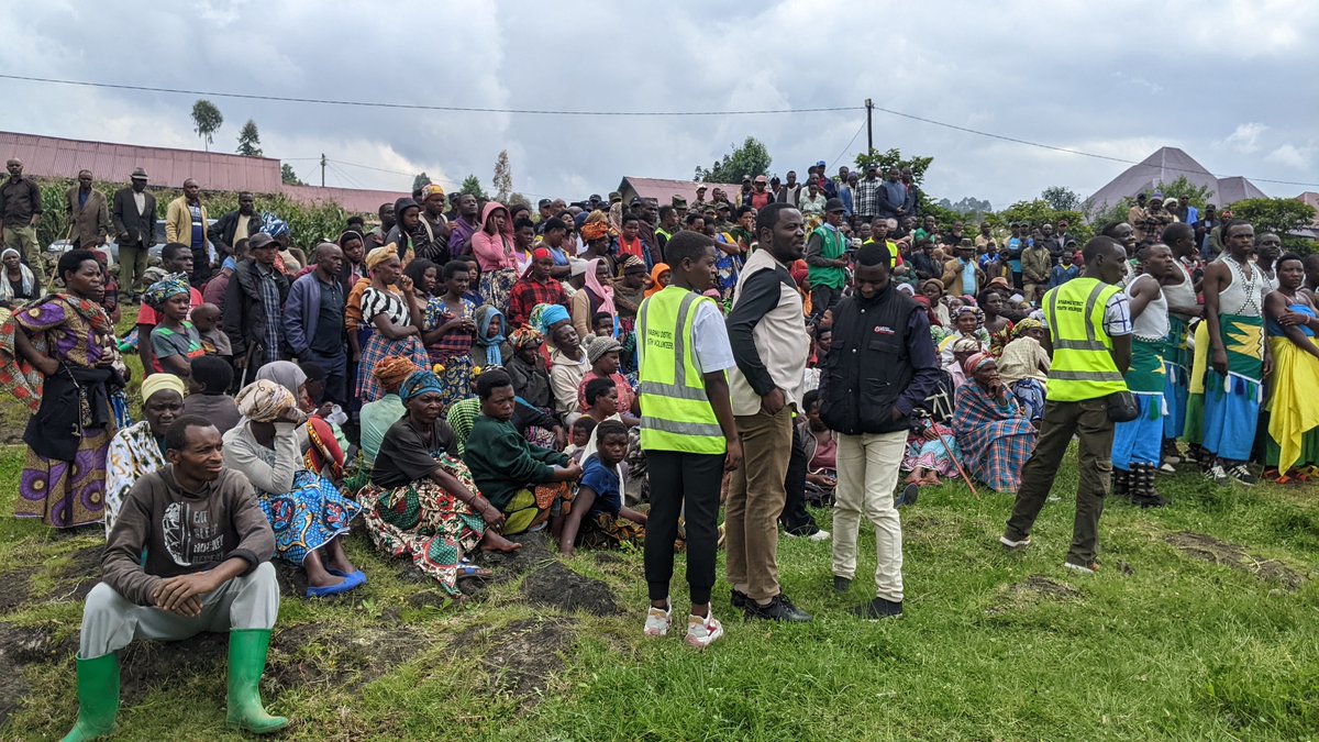 Umuyobozi Mukuru wa Polisi y’u Rwanda, IGP Felix Namuhoranye, yifatanyije n’abaturage mu kubaka inzu 15 zizatuzwamo imiryango 30 itishoboye yo mu Murenge wa Bigogwe mu Karere ka Nyabihu.

Ni mu rwego rwo gutangiza ibikorwa by’Ingabo z’u Rwanda na Polisi y’Igihugu byo kubaka
