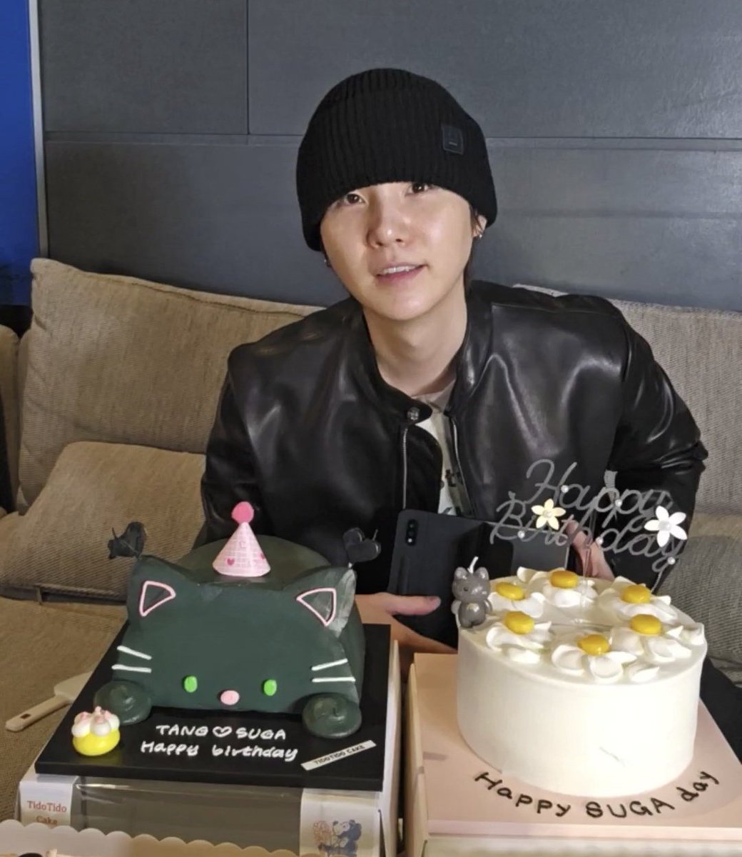 yoongi liveeee
the "tang❤️ suga" cake 😭