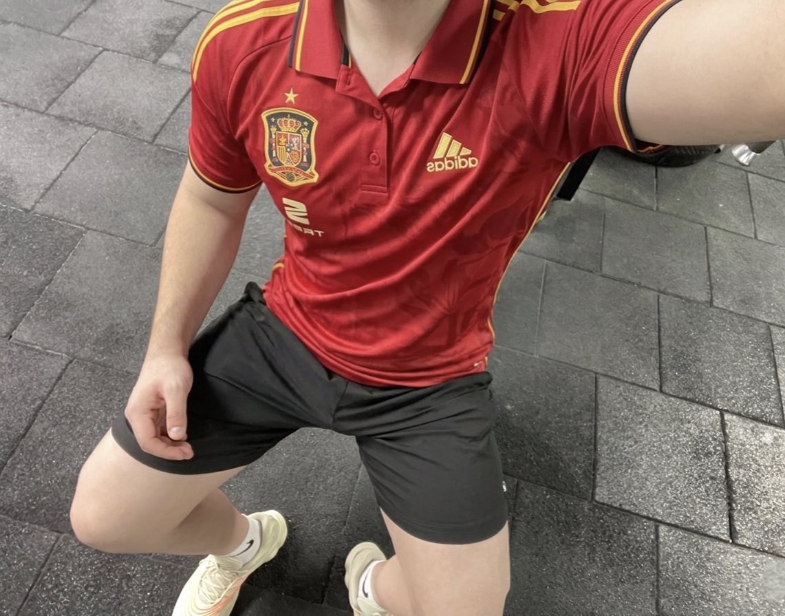 sexwithtrauma's tweet photo. ispanya formasi da bana yakisti bence salonda giyerim ben bunu buenos días dostlarım 🇪🇸 https://t.co/AA7ovn7erP