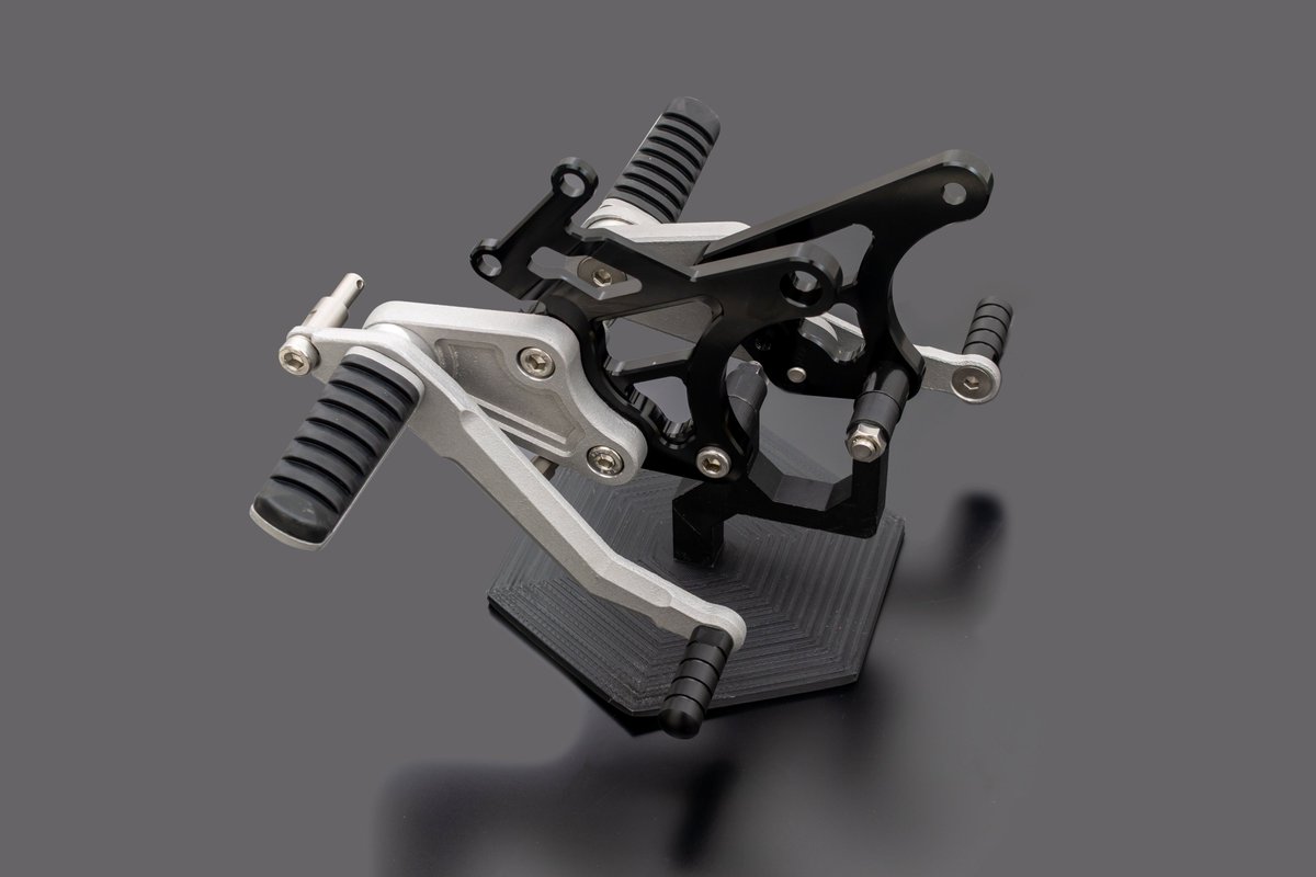 archi_gi's tweet photo. 【Z900RS　クラシカルバックステップ】
シンプルながらモダンな美しさ。
Z900RSのネオクラシックなスタイルをさらに引き立てるバックステップ。

アルミ製ベースプレートと鋳造パーツの組み合わせにより、
クラシカルな質感と高い剛性を両立。
#kawasaki
#archi
#z900rs
#custom
#pmcinc https://t.co/GGLNBUgUSh