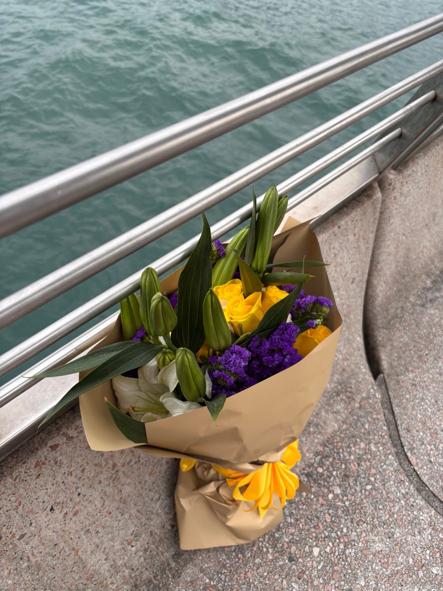 映画を見る前はなかったけど今通ったら花束が💐。レスリー、みんな変わらず想っているのね❤️