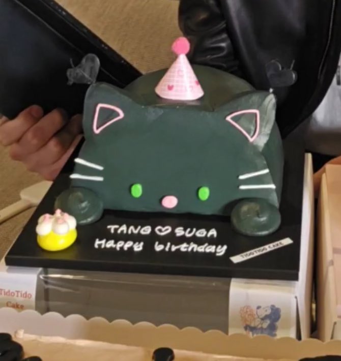 The birthday cake says  "TANG ♡ SUGA" stopp 😭