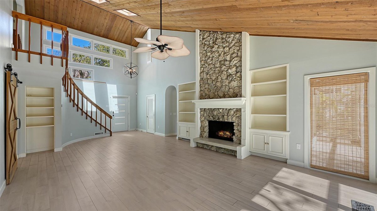 jennetteprop's tweet photo. Welcome to Hidden Harbor! This 3-bedroom, 2-bath, single-family home with a private pool is available for annual rental. Located a half mile from Siesta Key Beach. $6200 per month. Contact Margie at myoung@jennetteproperties.com. See more here: https://t.co/yw8rOuGCkT https://t.co/HLO8Hs4AaJ