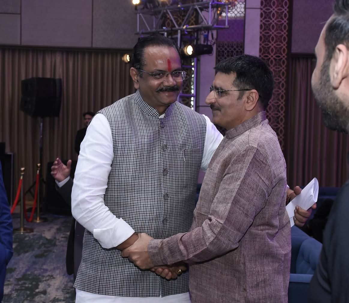 jitu_vaghani's tweet photo. ન્યૂઝ કેપિટલ ગુજરાત દ્વારા આયોજિત GIFT Economic Forum માં ગુજરાતના વિકાસમોડલ તેમજ કૃષિથી લઈને ઉદ્યોગ સુધીના સર્વાંગી વિકાસ વિષે વિચારો રજૂ કર્યા. 

આ મંચ પરથી રાજ્યએ વિવિધ ક્ષેત્રોમાં પ્રાપ્ત કરેલી સિદ્ધિઓ અને રાષ્ટ્રના આર્થિક વિકાસમાં ગુજરાતના વધતા યોગદાન અંગે વિસ્તૃત ચર્ચા કરવાનો અવસર મળ્યો.

આદરણીય વડાપ્રધાન શ્રી @narendramodi જીના દુરંદેશી માર્ગદર્શન હેઠળ અને માનનીય મુખ્યમંત્રી શ્રી @Bhupendrapbjp જીના સશક્ત નેતૃત્વમાં ઉદ્યોગ, નાણાકીય સેવાઓ, ટેક્નોલોજી તેમજ આરોગ્ય, શિક્ષણ અને કૃષિ ક્ષેત્રે નવી પહેલો દ્વારા ગુજરાત દેશના વિકાસમાં મહત્વપૂર્ણ ભૂમિકા ભજવી રહ્યું છે.

આવનારા સમયમાં ગુજરાત દેશના આર્થિક પ્રગતિને નવી દિશા આપતું રહી “વિકસિત ભારત”ના સંકલ્પને સાકાર કરવામાં અગ્રેસર બનશે તેવો વિશ્વાસ વ્યક્ત કર્યો. @NewsCapitalGJ

#GujaratGrowth #GiftCity #EconomicForum #VibrantGujarat  #ViksitBharat #JituVaghani