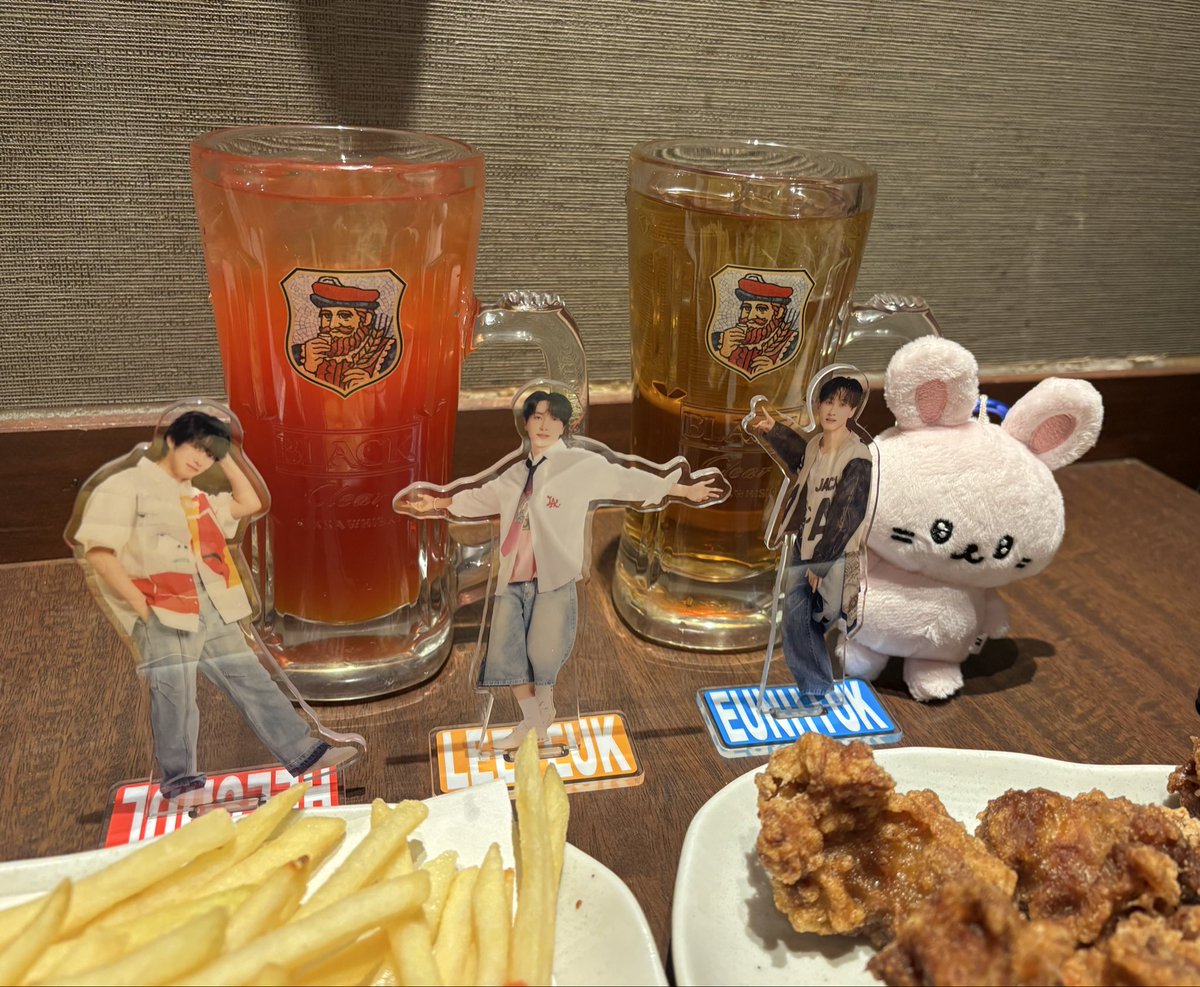 chicory87731's tweet photo. ベルベルベルーナ楽しかったー！

会場着いたの早すぎてご挨拶ほぼ出来なかったのが残念だけどホテルで会えたからよかった😊

SJマーケット混み混みだったけど連れてってくれてありがとう‼︎

トゥギのアクスタかわいすぎるっ
事前に購入してくれて嬉しい✨
次は一緒に参戦してね😁 https://t.co/c2Ex7TaiEZ