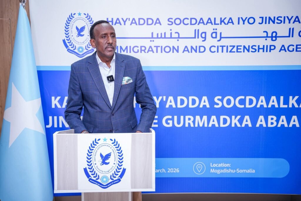 SONNALIVE's tweet image. The #Somali Immigration &amp;amp; Citizenship Agency (@Icasomalia) donates $14,400 to the youth of Daryeel Bulsho Organization to provide water, food, and emergency relief to drought-affected communities. Officials urge #Somalis to support those impacted by the ongoing crisis.