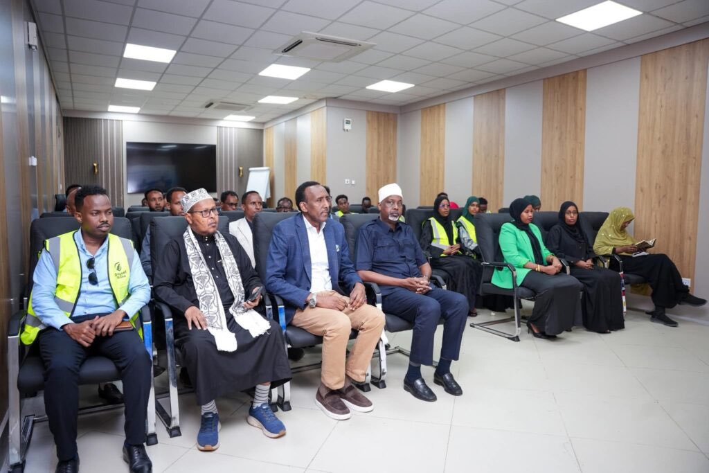 SONNALIVE's tweet image. The #Somali Immigration &amp;amp; Citizenship Agency (@Icasomalia) donates $14,400 to the youth of Daryeel Bulsho Organization to provide water, food, and emergency relief to drought-affected communities. Officials urge #Somalis to support those impacted by the ongoing crisis.