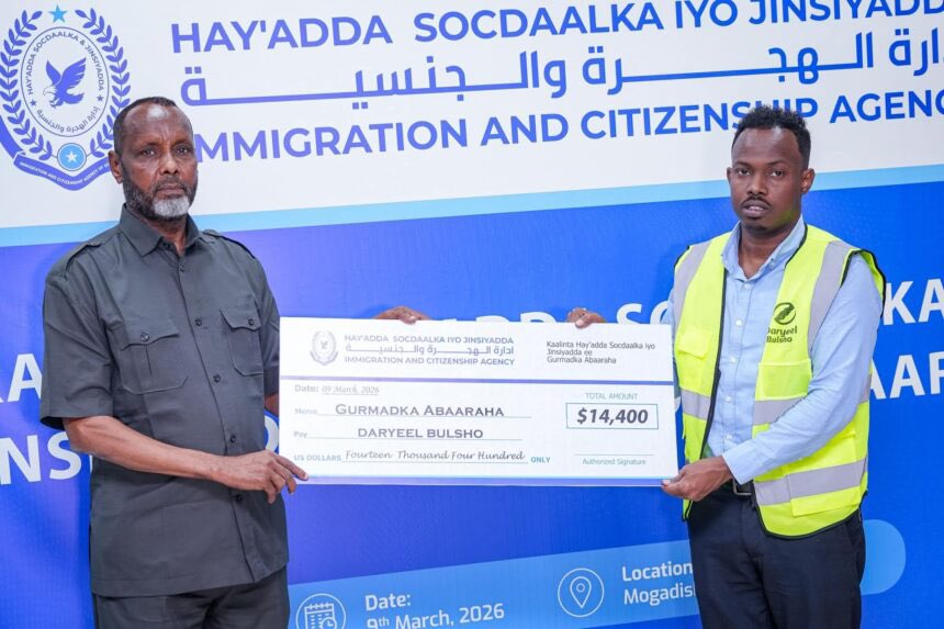 SONNALIVE's tweet image. The #Somali Immigration &amp;amp; Citizenship Agency (@Icasomalia) donates $14,400 to the youth of Daryeel Bulsho Organization to provide water, food, and emergency relief to drought-affected communities. Officials urge #Somalis to support those impacted by the ongoing crisis.