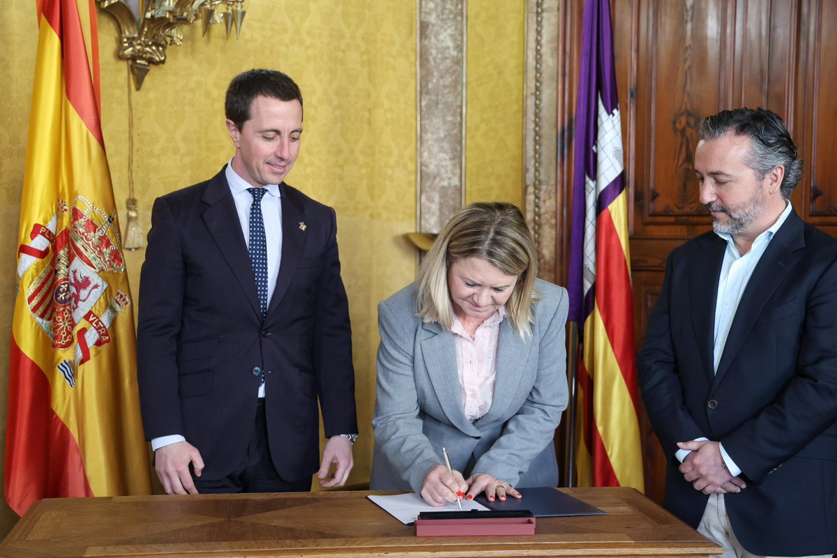 PPdeMallorca's tweet photo. 🔵 Mallorca reclama el que és just.

Els grups polítics al @ConselldeMca fan front comú per exigir al Govern de Pedro Sánchez el conveni de carreteres que continua bloquejat, amb l’absència del PSOE.

Lamentam que els @SocialistesdMca, una vegada més, vagin en contra dels beneficis dels mallorquins. 

🗣️ @MNuriaRiera: després d’anys d’inacció del govern de @CatalinaClader1, ara Mallorca torna a alçar la veu per reclamar unes inversions imprescindibles per a les nostres infraestructures.

El Consell presidit per @Ll_Galmes uneix forces per defensar els interessos de Mallorca. 💙

🔗 https://t.co/n3lihvBs05