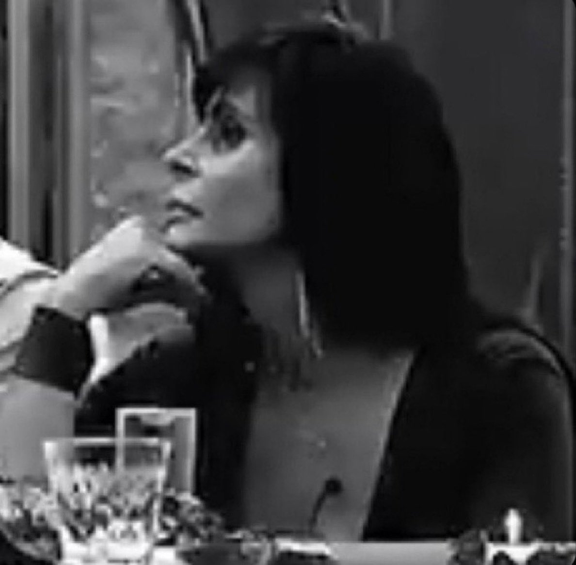 Sábado ouvindo uma mulher sebosa com uma peruca horrorosa no trabalho falando as maiores atrocidades e eu não podendo retrucar por que era cliente