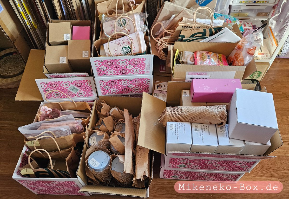 Nach 4 Tagen vorwiegend unterwegs arbeiten wir uns gerade durch all eure Starbucks-Bestellungen: Sortieren, zum Versand vorbereiten, Versandkosten ermitteln, etc. Wir hoffen, dass wir spätestens Mittwoch alle angeschrieben haben (^w^)