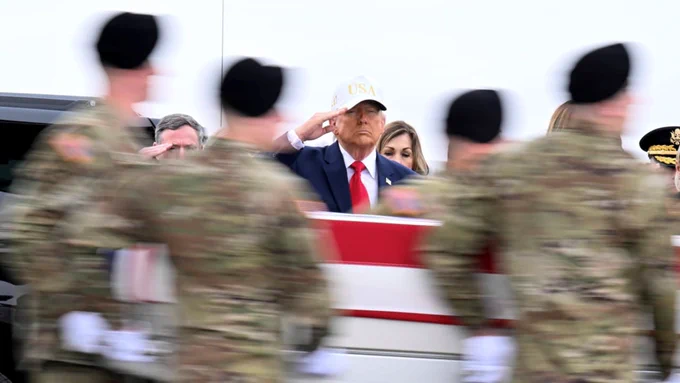 ډونالډ ټرمپ د امریکايي سرتیرو د جسدونو لیږد مراسمو کې ګډون وکړ.