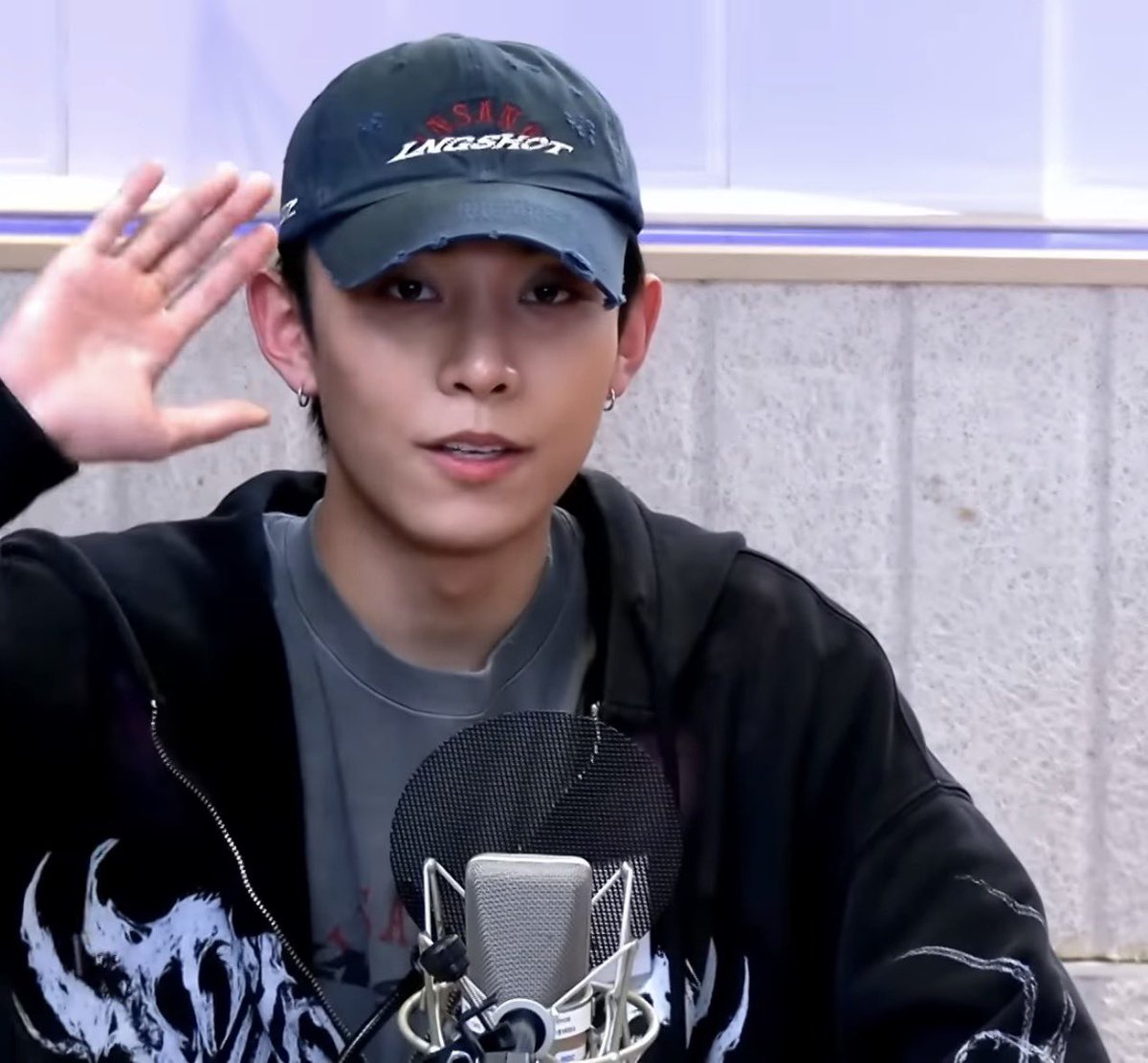 ryultuyul's tweet photo. jangan pake baju putih polos, item polos jg gaboleh, pokoknya baju POLOS FITTED GA BOLEH, GA BOLEH PAKE KEMEJA GANTENG DIBUKA KANCINGNYA DUA ITU JG GA BOLEH, jangan pake topi, JANGANPAKE JAKET RACING NGENG NGENG, JANGAN GANTENG GANTENG KOCAK???? https://t.co/zZdxgE7R56