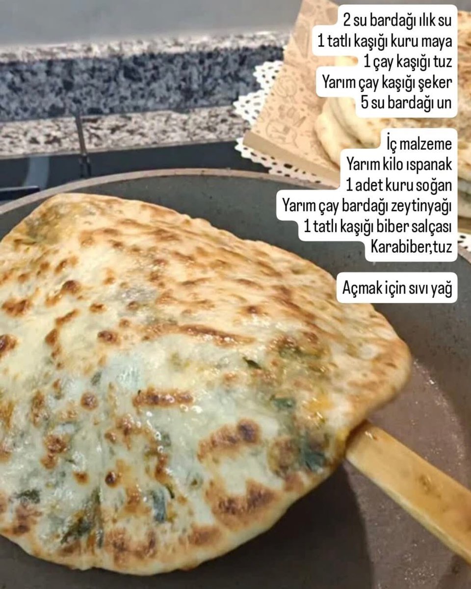 FadimeTuran14's tweet image. #Kurus (Sav ekmeği) #Hatay 

Hamuru 6 eşit parçaya bölüp beze yapın. 

Elinizle hafif bastırarak açın. İç malzemeyi ekleyip kenarları ortada birleştirerek kapatın. Bütün bezeleri bu şekilde hazırlayın.

Daha sonra elinizle yağlayarak açın. Tavada arkalı önlü yağlayarak pişirin.