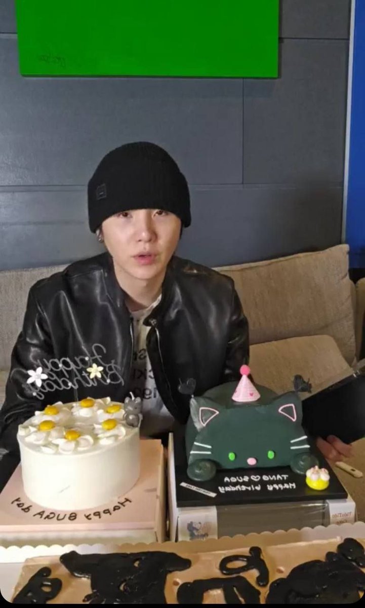 🌟 Traducción español weverse live de #SUGA "HBD SUGA"| 260309

🐱 Hay un comercial? hay un comercial antes de ver el live
🐱 es interesante
🐱 esta saliendo, esto es nuevo.
🐱 Hola a todos! Es mi cumpleaños, asi que vine a saludar
🐱 Estaba practicando, así que mi cara está un