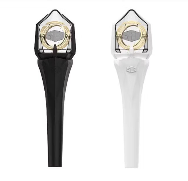natashasuryani's tweet photo. WTS !!

SF9 LIGHT STICK VER. 2 - SET (BLACK &amp; WHITE)

HITAM &amp; PUTIH (SET)
COMPLETE ( photocard, strap )

free : Acrylic Light stick stand 1

📍 : Jakarta
💰: dm
Bisa oren🧡 https://t.co/6LfQ75YEEV