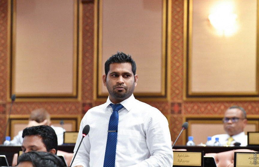 AndrewAdhurey's tweet photo. 58ނޫން, މިހާރު އެމްއޭސީއެލް،  އެޑިޕާރޓްމަންޓް Community Empowerment ގަ 150 މީހުންތިބޭ. ބައެއްބޭފުޅުންގެ ފޮޓޯ މިހުރީ. އޮފީހަށް ހާޒިރުވާކަށްނުޖެހޭ،މުސާރަ 40000މަތި. މަސްނިމުނީމަ އެމްއޭސީއެލް އެޗްއާރުއިން ޑޮކިއުމަންޓް ތައްޔާރުކޮށްނިއްމާލާ،އެއީ ވެރިކަން ނިމުމުން ތަހުގީގެއް ކުރިޔަސް ލިޔެކިއުން ބަހައްޓަން،އެމީހުން މަސައްކަތަށް އަންނަކަން. 
އެޗްޑީސީގަވެސް އެބަތިބި އެތައްސަތޭކަ މުވައްޒަފުން ވައްދާފަ،ކާޑު ޖަހާލާފަ ގެއަށް.ފެނަކަ ،ވެމްކޯ އާރުޑީސީ،އެމްޕީެލް ހުރިހާތަނެއް މިހާލުގަ. ދިރާގު،އެމްޑަބުލިއު އެސްސީ އަށް ބޭނުންވަރަކަށް މުވައްޒަފުން ނުވެއްދޭނެ ބޭރު ބައެއްގެ ޝެއަރ އޮންނާތީ

މިނިސްޓްރީތަކާއި އެމްބަސީތަކުގަވެސް އަދި ރަށްރަށުގެ ސިއްހީ މަރުކަޒުތަކާއި ހޮސްޕިޓަލްތަކުގަވެސް ސިޔާސީމީހުން. އިށީންނާނެ ގޮޑިއެއް ކުރާނެ މަސައްކަތެއް. ރައިސުލް ޖުމުހޫރިއްޔާގެ މަސްއޫލިއްޔަތާއި ވާޖިބު އުފެއްދުމަށް ބޭނުންވާ މަގާމުތަށް އުފެއްދޭނެކަމަށް ބުނާ ގާނޫނުގެ ނާޖާއިޒު ބޭނުނަ ކޮށްގެން ހިތުހުރިވަރަކަށް ވަޒީރުން،ސްޓޭޓް މިނިސްޓަރުން،ޑެޕިއުޓީ މިނިސްޓަރުން،އެސްޕީޑީ،ޕީޑީ،ޑިރެކްޓަރުން،އެސިސްޓެންޓް ޑިރެކްޓަރުން އައްޔަންކޮށްފި،އައްޔަން ކުރަމުންދަނީ. ރިޔާސީ އިންތިޚާބު ކައިރިވާއިރު ވަޒީފާއަކަށް އެދުނު އެންމެނަށް @MMuizzu ވަޒީފާދޭނެ. ވޯޓު ހޯދަން މުއިއްޒު ކޮންމެ ފަދަކަމެއްވެސް ކޮށްފާނެ

ގާނޫނަކުން ކަޑައަޅަން ވެއްޖެ ސިޔާސީ މަގާމު އުފެއްދޭނެ ވަރު،މިސާލަކަށް ސިޔާސީމީހުންގެ އަދަދު %10ވުރެ އިތުރުވެގެންނުވާނެ އެވުޒާރާއެއްގެ ސިވިލްސަރިވިސް މުވައްޒަފުންނަށްވުރެ. އިނގޭތަ ޓުރާންސްޕޯރޓް މިނިސްޓްރީގަ 70ސިޔާސީމުވައްޒަފުން،ގައުމިއްޔަތު މިނިސްޓްރީގަ 85 
މިނިވަން ޕާރލަމެންޓެއް، ފަޑިޔާރުގެއެއް ރާއްޖޭގަ  ނެތީމަ މިހެން ވަނީ.  @DhekunuNizar @anedhivehirajje @ibramandhu @iameeru @muizzadnan @monasibnaseem @dhiyanasaid @DrSawad @moosahaveeru @a_usham @min_mohst @MP4Dhiggaru @evattey @AABDULLADIDI @husnusuood @prz_ymn @MJameelAhmed