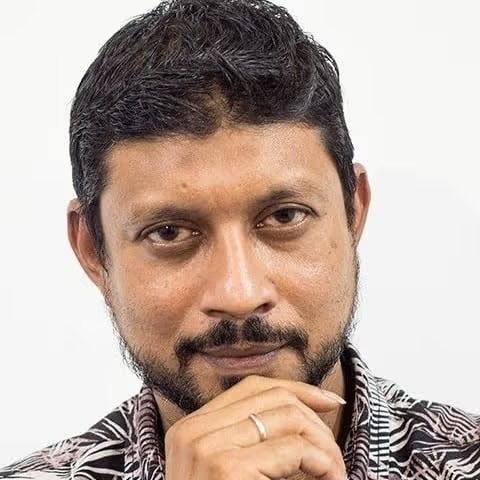 AndrewAdhurey's tweet photo. 58ނޫން, މިހާރު އެމްއޭސީއެލް،  އެޑިޕާރޓްމަންޓް Community Empowerment ގަ 150 މީހުންތިބޭ. ބައެއްބޭފުޅުންގެ ފޮޓޯ މިހުރީ. އޮފީހަށް ހާޒިރުވާކަށްނުޖެހޭ،މުސާރަ 40000މަތި. މަސްނިމުނީމަ އެމްއޭސީއެލް އެޗްއާރުއިން ޑޮކިއުމަންޓް ތައްޔާރުކޮށްނިއްމާލާ،އެއީ ވެރިކަން ނިމުމުން ތަހުގީގެއް ކުރިޔަސް ލިޔެކިއުން ބަހައްޓަން،އެމީހުން މަސައްކަތަށް އަންނަކަން. 
އެޗްޑީސީގަވެސް އެބަތިބި އެތައްސަތޭކަ މުވައްޒަފުން ވައްދާފަ،ކާޑު ޖަހާލާފަ ގެއަށް.ފެނަކަ ،ވެމްކޯ އާރުޑީސީ،އެމްޕީެލް ހުރިހާތަނެއް މިހާލުގަ. ދިރާގު،އެމްޑަބުލިއު އެސްސީ އަށް ބޭނުންވަރަކަށް މުވައްޒަފުން ނުވެއްދޭނެ ބޭރު ބައެއްގެ ޝެއަރ އޮންނާތީ

މިނިސްޓްރީތަކާއި އެމްބަސީތަކުގަވެސް އަދި ރަށްރަށުގެ ސިއްހީ މަރުކަޒުތަކާއި ހޮސްޕިޓަލްތަކުގަވެސް ސިޔާސީމީހުން. އިށީންނާނެ ގޮޑިއެއް ކުރާނެ މަސައްކަތެއް. ރައިސުލް ޖުމުހޫރިއްޔާގެ މަސްއޫލިއްޔަތާއި ވާޖިބު އުފެއްދުމަށް ބޭނުންވާ މަގާމުތަށް އުފެއްދޭނެކަމަށް ބުނާ ގާނޫނުގެ ނާޖާއިޒު ބޭނުނަ ކޮށްގެން ހިތުހުރިވަރަކަށް ވަޒީރުން،ސްޓޭޓް މިނިސްޓަރުން،ޑެޕިއުޓީ މިނިސްޓަރުން،އެސްޕީޑީ،ޕީޑީ،ޑިރެކްޓަރުން،އެސިސްޓެންޓް ޑިރެކްޓަރުން އައްޔަންކޮށްފި،އައްޔަން ކުރަމުންދަނީ. ރިޔާސީ އިންތިޚާބު ކައިރިވާއިރު ވަޒީފާއަކަށް އެދުނު އެންމެނަށް @MMuizzu ވަޒީފާދޭނެ. ވޯޓު ހޯދަން މުއިއްޒު ކޮންމެ ފަދަކަމެއްވެސް ކޮށްފާނެ

ގާނޫނަކުން ކަޑައަޅަން ވެއްޖެ ސިޔާސީ މަގާމު އުފެއްދޭނެ ވަރު،މިސާލަކަށް ސިޔާސީމީހުންގެ އަދަދު %10ވުރެ އިތުރުވެގެންނުވާނެ އެވުޒާރާއެއްގެ ސިވިލްސަރިވިސް މުވައްޒަފުންނަށްވުރެ. އިނގޭތަ ޓުރާންސްޕޯރޓް މިނިސްޓްރީގަ 70ސިޔާސީމުވައްޒަފުން،ގައުމިއްޔަތު މިނިސްޓްރީގަ 85 
މިނިވަން ޕާރލަމެންޓެއް، ފަޑިޔާރުގެއެއް ރާއްޖޭގަ  ނެތީމަ މިހެން ވަނީ.  @DhekunuNizar @anedhivehirajje @ibramandhu @iameeru @muizzadnan @monasibnaseem @dhiyanasaid @DrSawad @moosahaveeru @a_usham @min_mohst @MP4Dhiggaru @evattey @AABDULLADIDI @husnusuood @prz_ymn @MJameelAhmed
