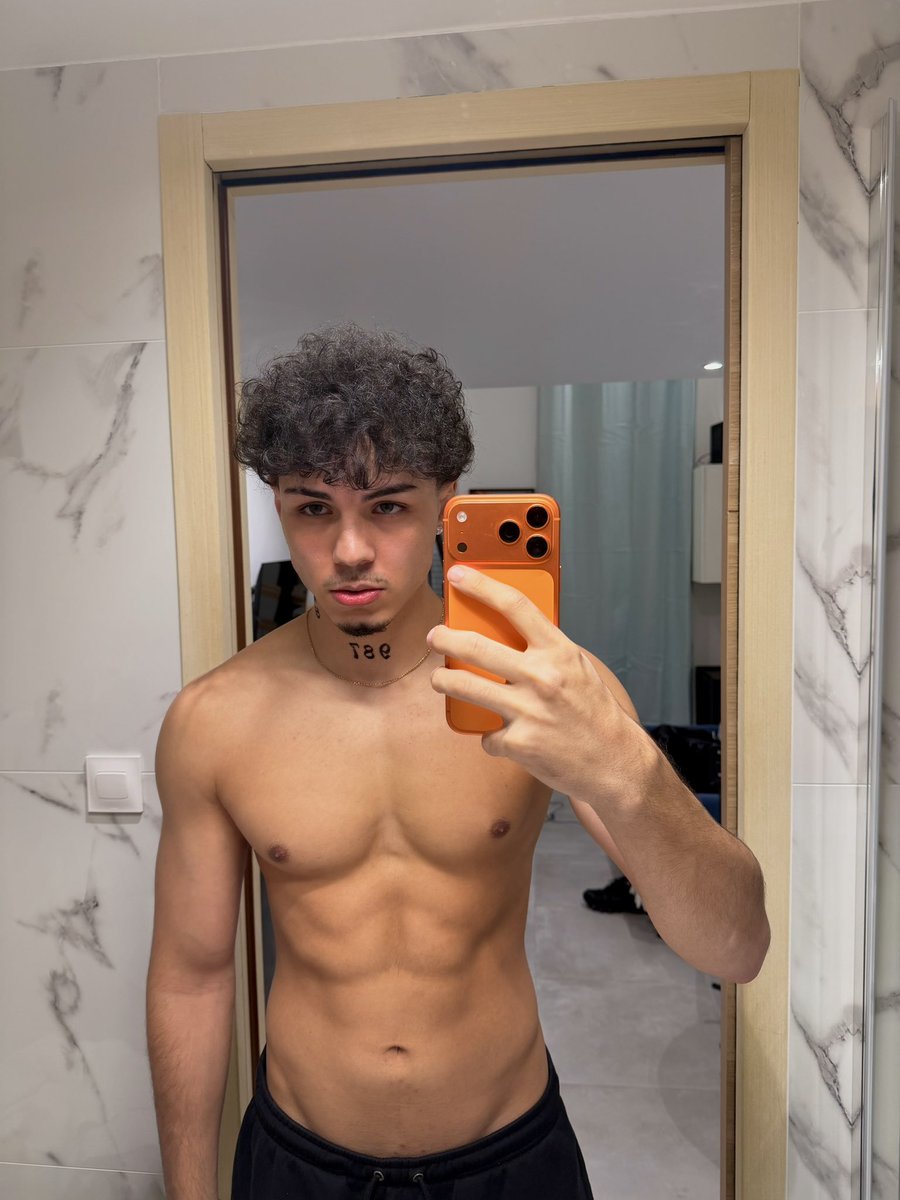 mehdihmch's tweet photo. RT si t’aimerai qu’on se trouve à 2 dans la mm salle de bain 😈
les vidéos douche bientôt ici 
https://t.co/FHvrkx72ee https://t.co/t3ajOT3Q6v