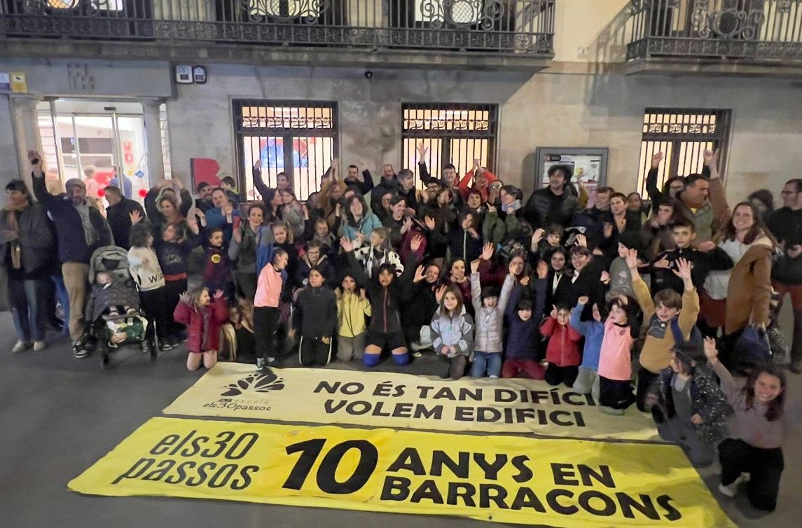 JoseLuisSTAP's tweet photo. PSC i Vox els únics que no recolzen que una escola pública precària i castigada des de fa 10 anys en barracons (i sense data per edifici definitiu) pugui utilitzar temporalment com a pati, i en unes mínimes condicions, un espai verd proper. https://t.co/9BsZiumpwS https://t.co/rVi0E7SSk6