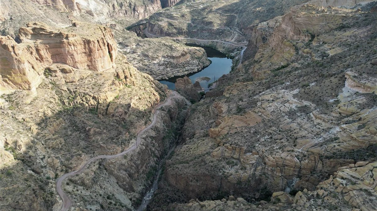 Provehimur's tweet photo. Let's see your look-down view #LookingDown 

Fish Creek Canyon. Can you see an ancient Roman shipwreck - buried under the sandbar - at the confluence with the Salt River? https://t.co/U5ctlMdiGU