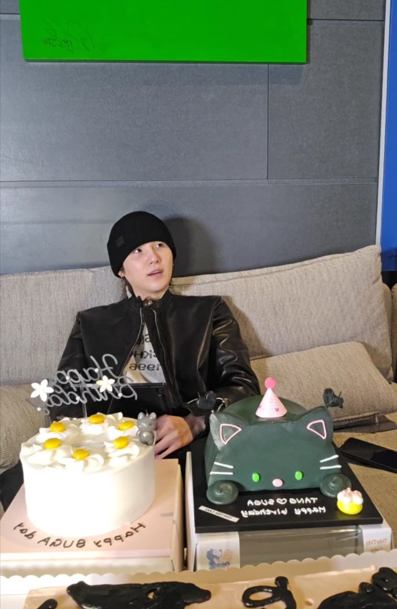 SUGA tweet media